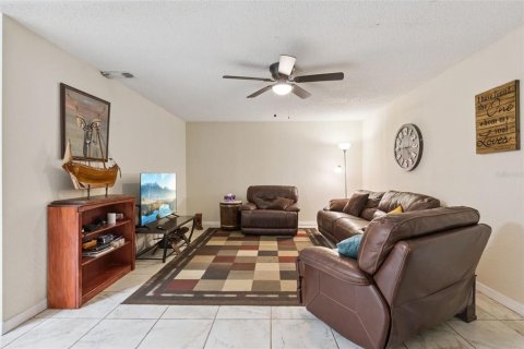 House in Apopka, Florida 3 bedrooms, 213.68 sq.m. № 2225806 - photo 5