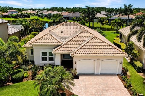 House in Bradenton, Florida 3 bedrooms, 195.19 sq.m. № 2200376