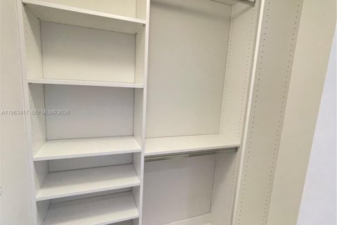 Condominio en alquiler en Miami, Florida, 1 dormitorio, 79.06 m2 № 2025305 - foto 17