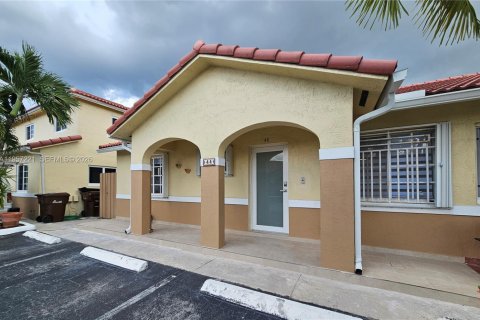 Adosado en alquiler en Hialeah, Florida, 2 dormitorios, 94.76 m2 № 2011233 - foto 2
