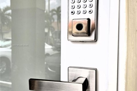 Adosado en alquiler en Hialeah, Florida, 2 dormitorios, 94.76 m2 № 2011233 - foto 3