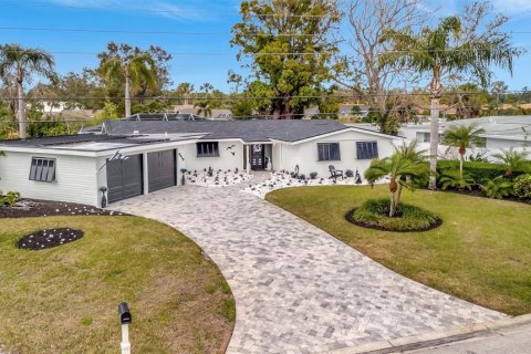 House in Sarasota, Florida 3 bedrooms, 145.11 sq.m. № 1895168 - photo 1