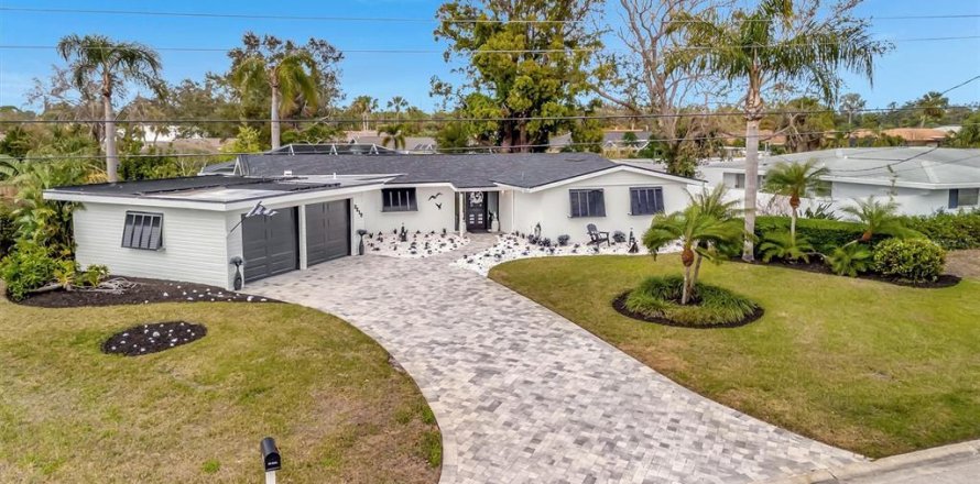 House in Sarasota, Florida 3 bedrooms, 145.11 sq.m. № 1895168