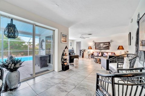 House in Sarasota, Florida 3 bedrooms, 145.11 sq.m. № 1895168 - photo 23