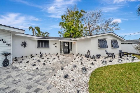 House in Sarasota, Florida 3 bedrooms, 145.11 sq.m. № 1895168 - photo 10