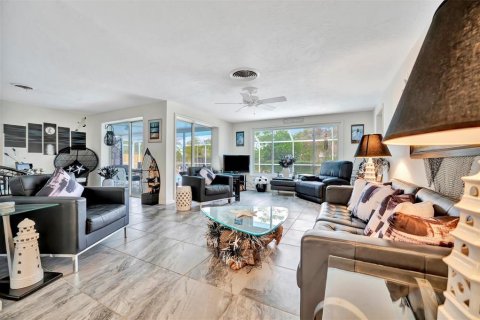 House in Sarasota, Florida 3 bedrooms, 145.11 sq.m. № 1895168 - photo 13