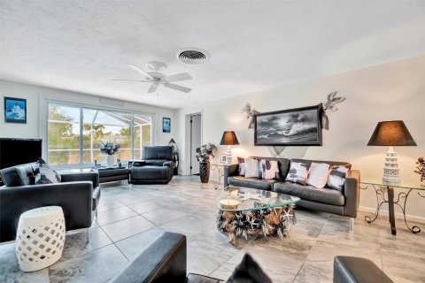 House in Sarasota, Florida 3 bedrooms, 145.11 sq.m. № 1895168 - photo 14