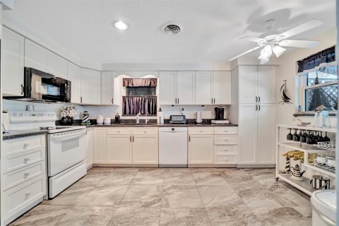 House in Sarasota, Florida 3 bedrooms, 145.11 sq.m. № 1895168 - photo 24