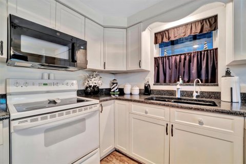 House in Sarasota, Florida 3 bedrooms, 145.11 sq.m. № 1895168 - photo 27