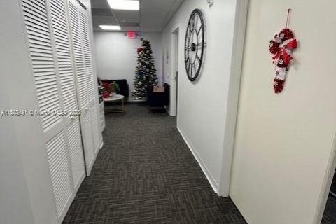 Oficina en alquiler en Doral, Florida № 913822 - foto 1