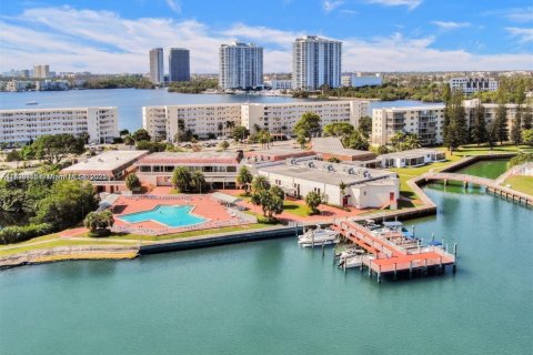 Condo in Aventura, Florida, 1 bedroom  № 1952512 - photo 2