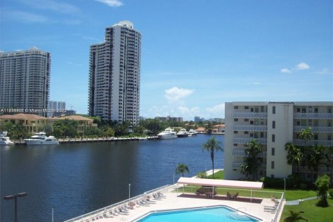 Condo in Aventura, Florida, 1 bedroom  № 1952512 - photo 8