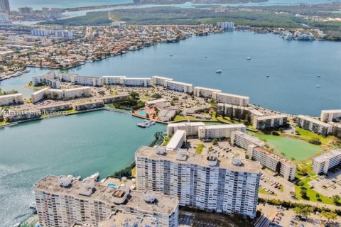 Condo in Aventura, Florida, 1 bedroom  № 1952512 - photo 1