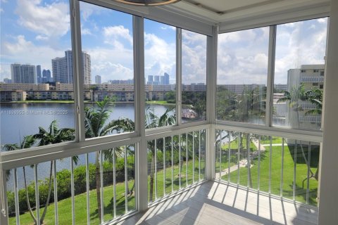 Condo in Aventura, Florida, 1 bedroom  № 1952512 - photo 20
