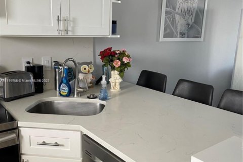Condo in Aventura, Florida, 1 bedroom  № 1952512 - photo 12