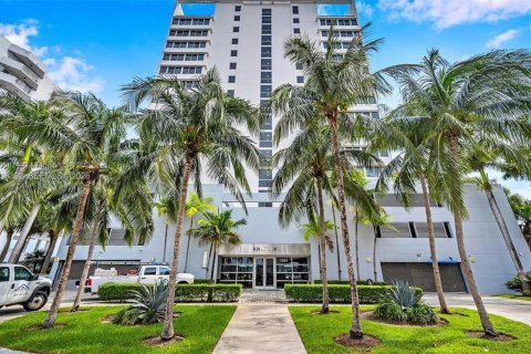 Condo in North Bay Village, Florida, 2 bedrooms  № 1997636 - photo 23