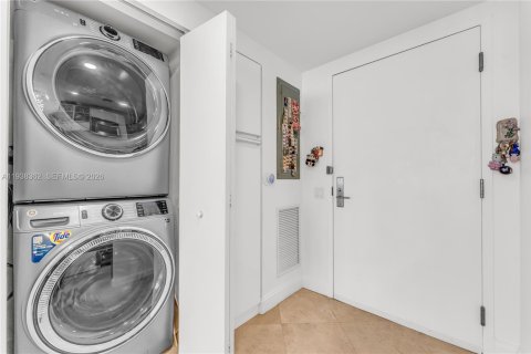 Condo in North Bay Village, Florida, 2 bedrooms  № 1997636 - photo 22