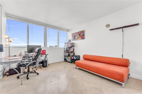 Condo in North Bay Village, Florida, 2 bedrooms  № 1997636 - photo 19