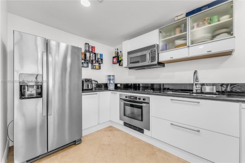 Condo in North Bay Village, Florida, 2 bedrooms  № 1997636 - photo 6