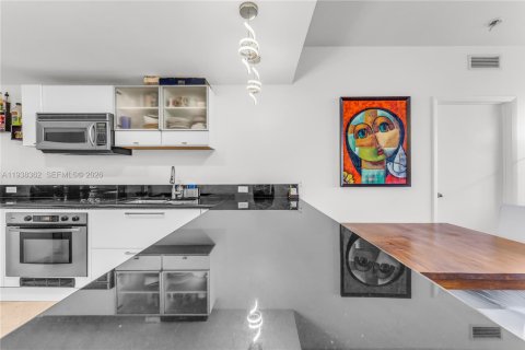 Condo in North Bay Village, Florida, 2 bedrooms  № 1997636 - photo 9