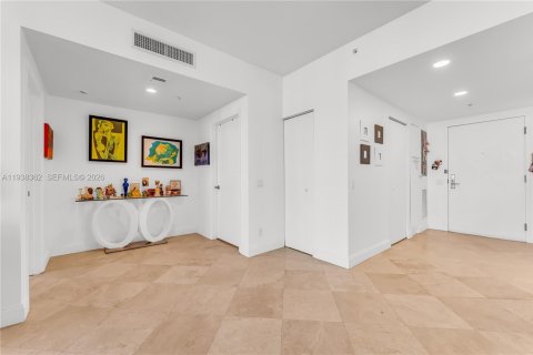 Condo in North Bay Village, Florida, 2 bedrooms  № 1997636 - photo 21