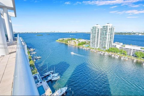 Condo in North Bay Village, Florida, 2 bedrooms  № 1997636 - photo 24