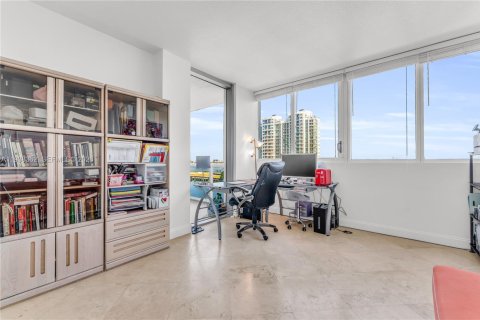 Condo in North Bay Village, Florida, 2 bedrooms  № 1997636 - photo 17