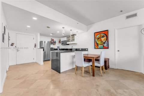 Condo in North Bay Village, Florida, 2 bedrooms  № 1997636 - photo 5