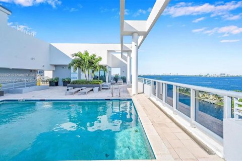 Condo in North Bay Village, Florida, 2 bedrooms  № 1997636 - photo 25