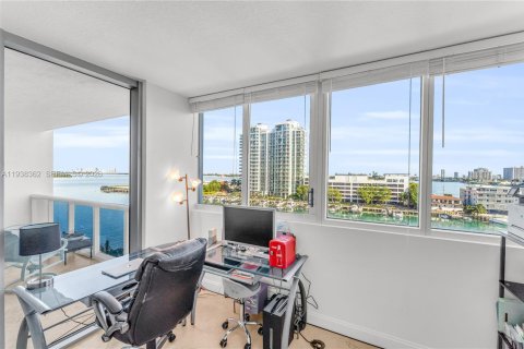 Condo in North Bay Village, Florida, 2 bedrooms  № 1997636 - photo 18