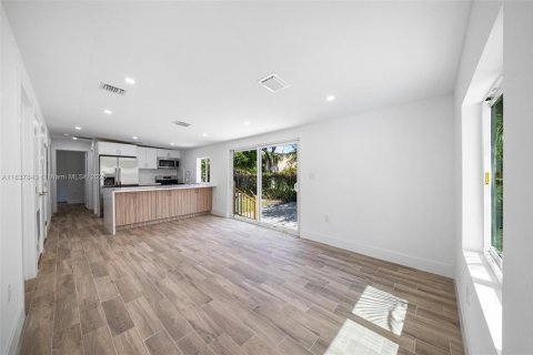 House in Miami, Florida 3 bedrooms, 76.09 sq.m. № 1944441 - photo 14