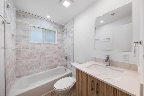 House in Miami, Florida 3 bedrooms, 76.09 sq.m. № 1944441 - photo 19