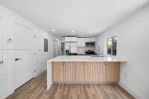 House in Miami, Florida 3 bedrooms, 76.09 sq.m. № 1944441 - photo 3