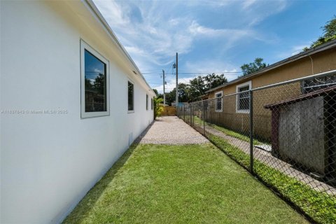 House in Miami, Florida 3 bedrooms, 76.09 sq.m. № 1944441 - photo 29