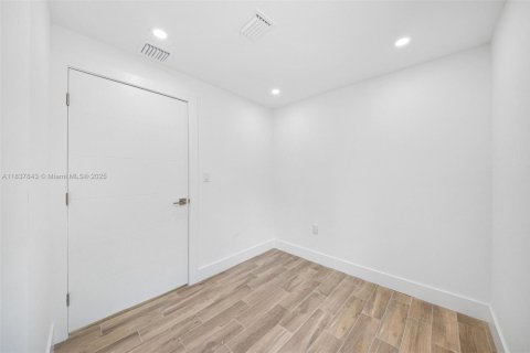 House in Miami, Florida 3 bedrooms, 76.09 sq.m. № 1944441 - photo 24