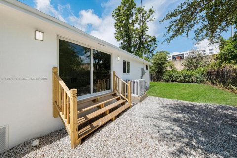 House in Miami, Florida 3 bedrooms, 76.09 sq.m. № 1944441 - photo 27