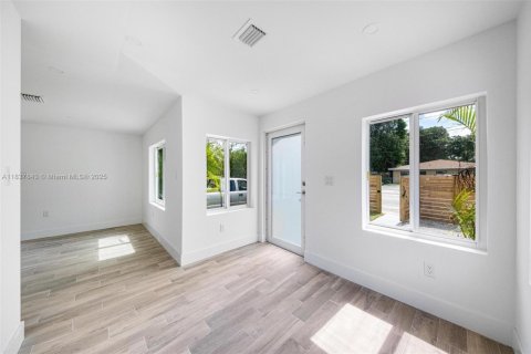 House in Miami, Florida 3 bedrooms, 76.09 sq.m. № 1944441 - photo 10
