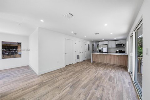 House in Miami, Florida 3 bedrooms, 76.09 sq.m. № 1944441 - photo 13