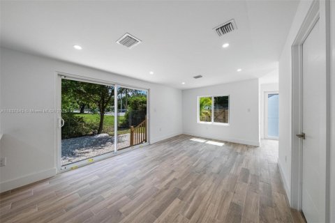 House in Miami, Florida 3 bedrooms, 76.09 sq.m. № 1944441 - photo 12