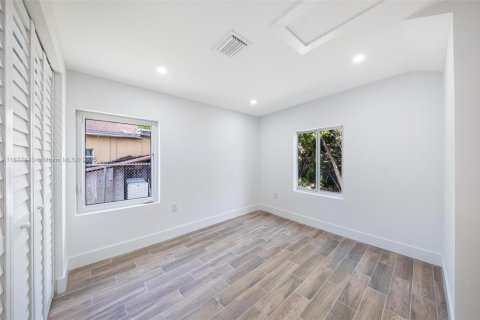 House in Miami, Florida 3 bedrooms, 76.09 sq.m. № 1944441 - photo 22