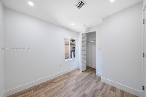 House in Miami, Florida 3 bedrooms, 76.09 sq.m. № 1944441 - photo 25