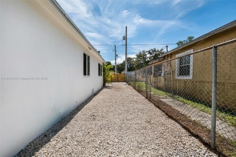 House in Miami, Florida 3 bedrooms, 76.09 sq.m. № 1944441 - photo 28
