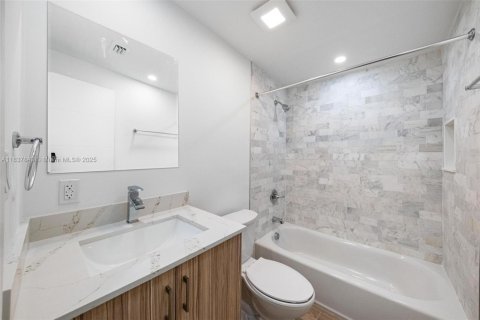 House in Miami, Florida 3 bedrooms, 76.09 sq.m. № 1944441 - photo 21