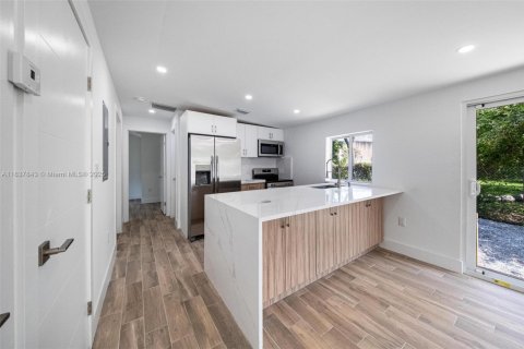 House in Miami, Florida 3 bedrooms, 76.09 sq.m. № 1944441 - photo 7