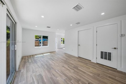 House in Miami, Florida 3 bedrooms, 76.09 sq.m. № 1944441 - photo 11