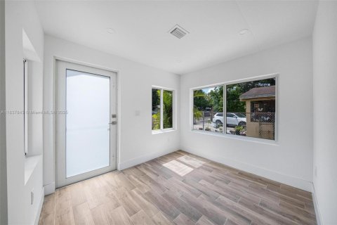 House in Miami, Florida 3 bedrooms, 76.09 sq.m. № 1944441 - photo 9