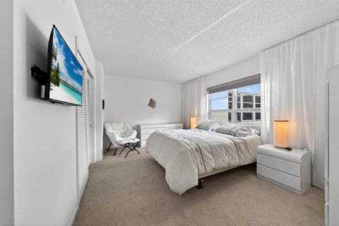 Condo in Lauderdale-by-the-Sea, Florida, 2 bedrooms  № 2190941 - photo 16