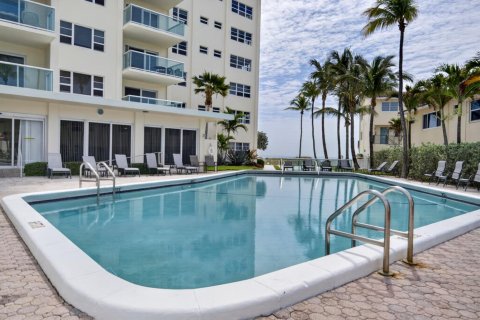 Condo in Lauderdale-by-the-Sea, Florida, 2 bedrooms  № 2190941 - photo 22