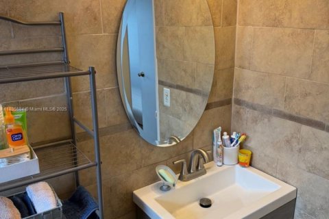 Condo in Miami, Florida, 2 bedrooms  № 1947230 - photo 22