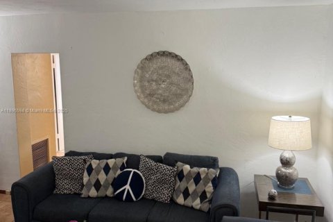Condo in Miami, Florida, 2 bedrooms  № 1947230 - photo 13